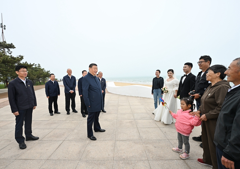 5月22日至24日，中共中央總書記、國(guó)家主席、中央軍委主席習(xí)近平在山東考察。這是22日下午，習(xí)近平在日照市陽(yáng)光海岸綠道同市民親切交流。